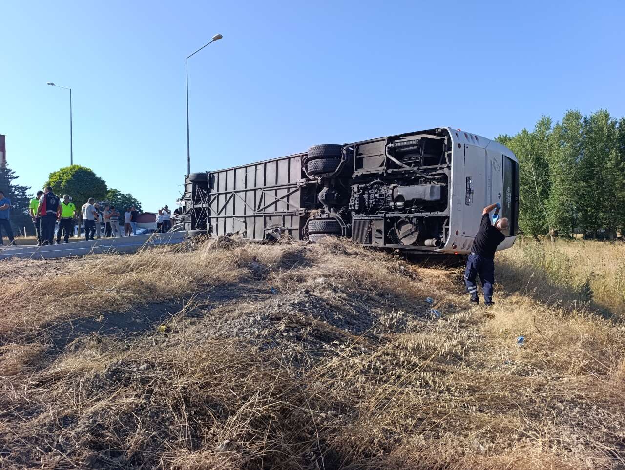 Bariyerlere çarpan yolcu otobüsü devrildi! 22 yaralı var 1